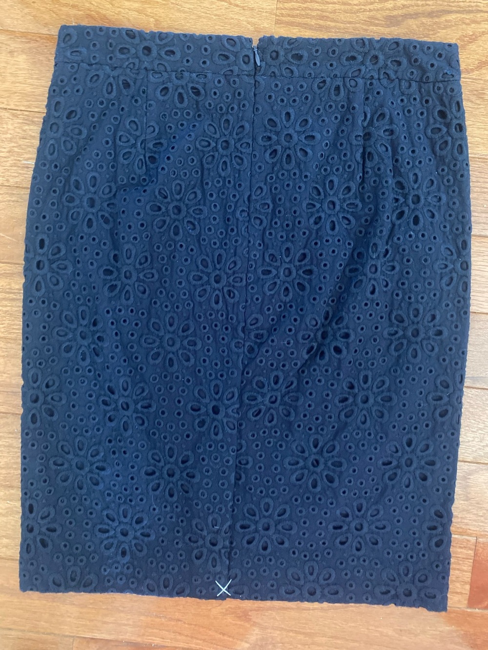 J. Crew No. 2 Pencil Skirt Navy Blue Eyelet Embroidered Cotton Size 8 - Picture 3 of 10